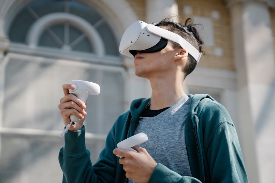 Étudiant MDSSUP avec un casque de réalité virtuelle en plein développement de jeu